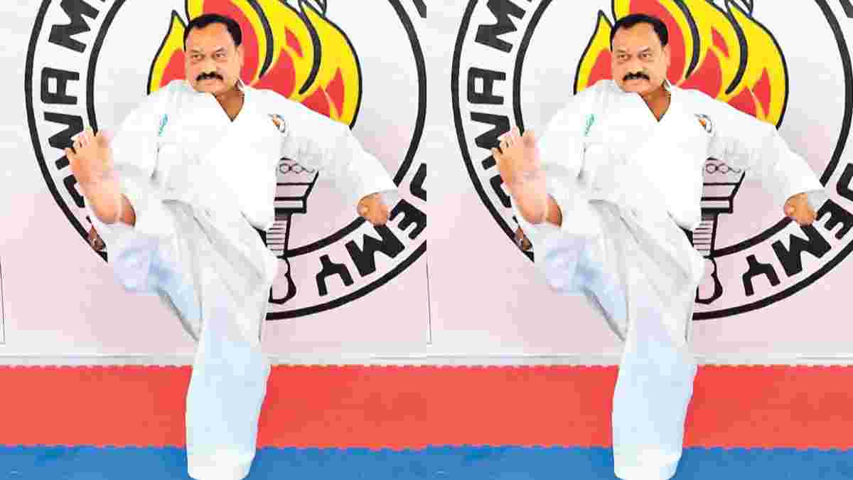 TPCC చీఫ్ మహేశ్‌ కుమార్‌ గౌడ్‌కు కరాటే బ్లాక్‌బెల్ట్‌