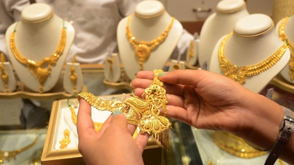 GOLD RATE TODAY: నేడు స్వల్పంగా తగ్గిన బంగారం, వెండి ధరలు