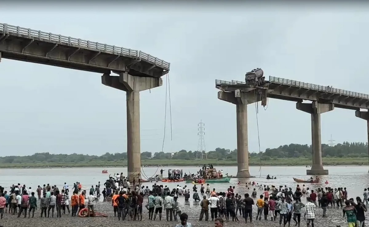 Bridge Collapses: గుజరాత్‌లో వంతెన కూలిన ఘటనలో 10కి చేరిన మృతులు