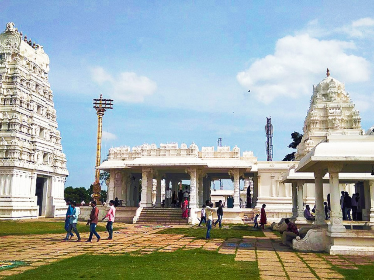 దేవుడి దర్శనం తర్వాత గుడిలో ఎందుకు కూర్చోవాలి? అసలైన రహస్యం మీకు తెలుసా?