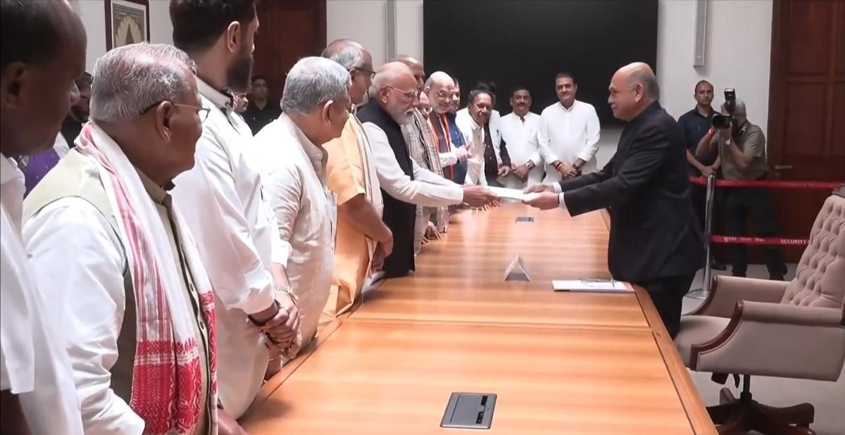 CP Radhakrishnan: వైస్ ప్రెసిడెంట్ పదవికి నామినేషన్ వేసిన సీపీ రాధాకృష్ణన్